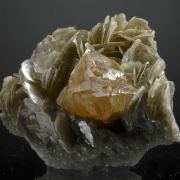 Scheelite on Muscovite