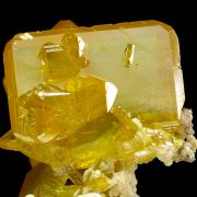 Wulfenite, phosphohedyphane, calcite