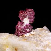 Corindon (var : rubis) sur calcite / Localité - Vallée de Mogok, Myanmar (Birmanie)