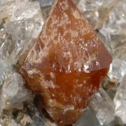 Scheelite on Quartz