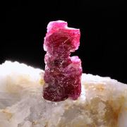 Corindon (var : rubis) sur calcite / Localité - Vallée de Mogok, Myanmar (Birmanie)