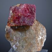 Spinel on Quartz and Calcite