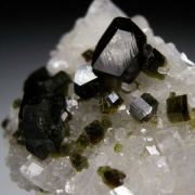 Uvite on Magnesite