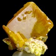 Wulfenite, phosphohedyphane, calcite