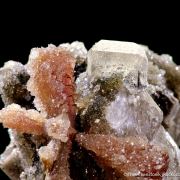 Inesite and Fluorapophyllite-(K), on Hubeite