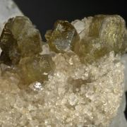 Magnesite with Uvite