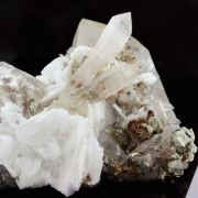 Quartz, Pyrite, Baryte, Siderite.