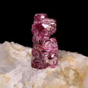 Corindon (var : rubis) sur calcite / Localité - Vallée de Mogok, Myanmar (Birmanie)