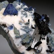 Benitoite, Neptunite