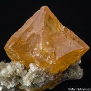 Scheelite with Muscovite