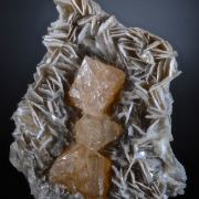 Scheelite on Muscovite