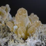 Plumbogummite replacing Pyromorphite