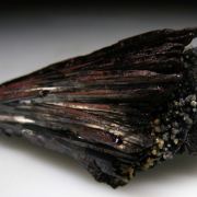 Kermesite with Valentinite, Paakkonenite