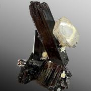 Beryl var. goshenite, tourmaline