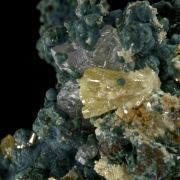 Rosasite on Malachite over Mimetite