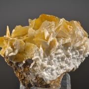 Wulfenite w. Calcite & Mimetite