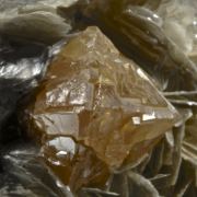 Scheelite on Muscovite