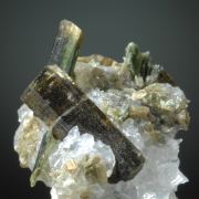 Epidote/ Clinozoisite on Calcite