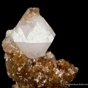 Tarnowitzite on Smithsonite, with Cerussite