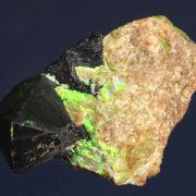 Franklinite on Willemite