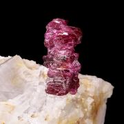 Corindon (var : rubis) sur calcite / Localité - Vallée de Mogok, Myanmar (Birmanie)