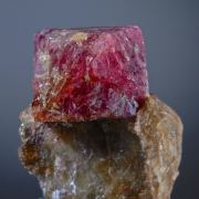 Spinel on Quartz and Calcite
