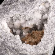 Sazhinite-(La) with Tuperssuatsite