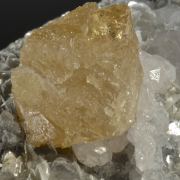 Scheelite with Apatite on Muscovite