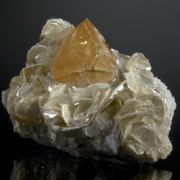 Scheelite on Muscovite