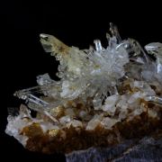 Dolomite + Quartz. 190.0 ct.