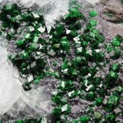 GARNET var. UVAROVITE, CALCITE