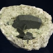 Ferroaxinite with Chlorite Inclusions