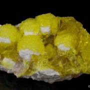 Jouravskite on Xonotlite with Bultfonteinite