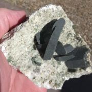 Ferroaxinite with Chlorite Inclusions