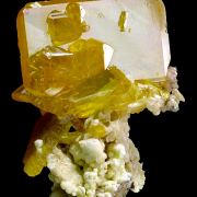 Wulfenite, phosphohedyphane, calcite