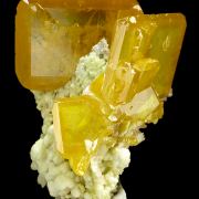 Wulfenite, phosphohedyphane, calcite