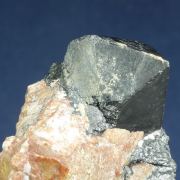 Franklinite on Willemite