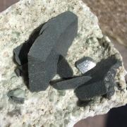 Ferroaxinite with Chlorite Inclusions