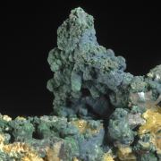 Rosasite on Malachite over Mimetite