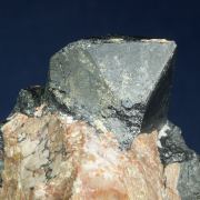Franklinite on Willemite