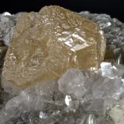 Scheelite with Apatite on Muscovite