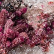 Cobaltian Calcite on Quartz