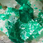 Dioptase, Duftite on Calcite