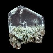 Beryl var. goshenite, muscovite