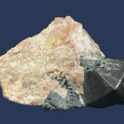 Franklinite on Willemite