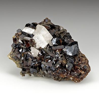 Magnesite with Uvite