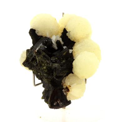 Stilbite + Epidote. 742.0 ct.