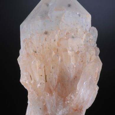 Quartz included by Hollandite stars