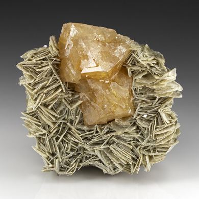 Scheelite with Muscovite