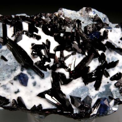 Benitoite, Neptunite